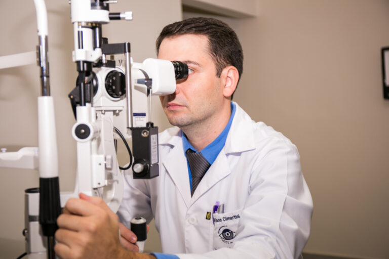 Dr. Wilson realizando um exame oftalmológico