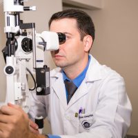 Dr. Wilson realizando um exame oftalmológico